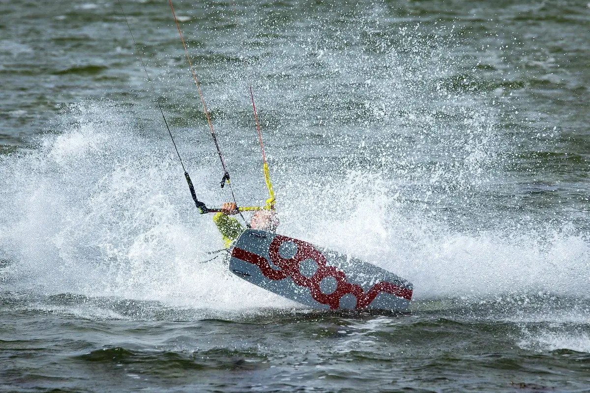 Kitesurfer auf der Ostsee an der Lübecker Bucht