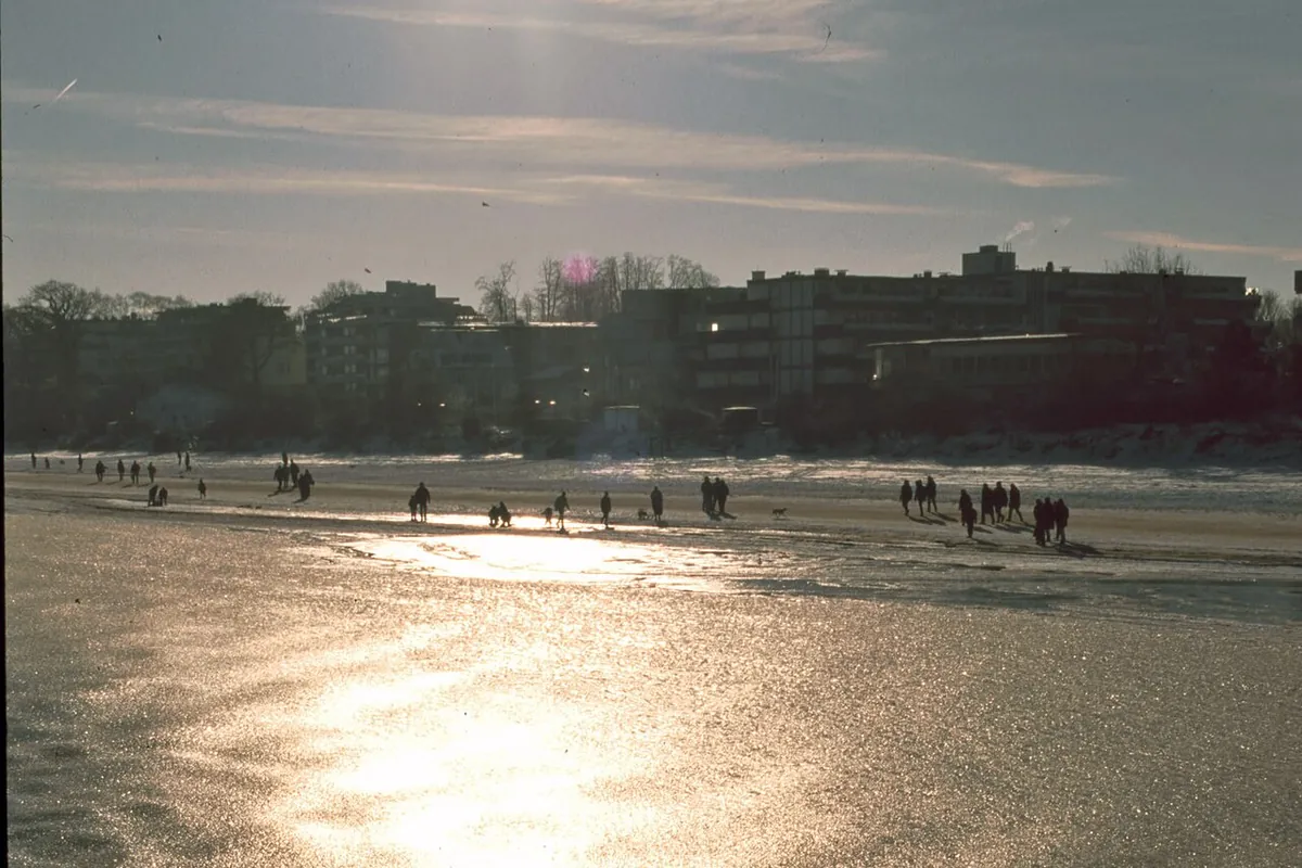Ostsee im Winter bei Scharbeutz – vereister Strand mit tiefer Wintersonne