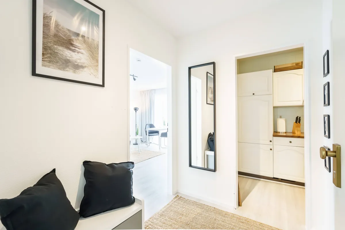 Eingangsdiele der Fewo North East mit Blick in Wohnzimmer und Küche
